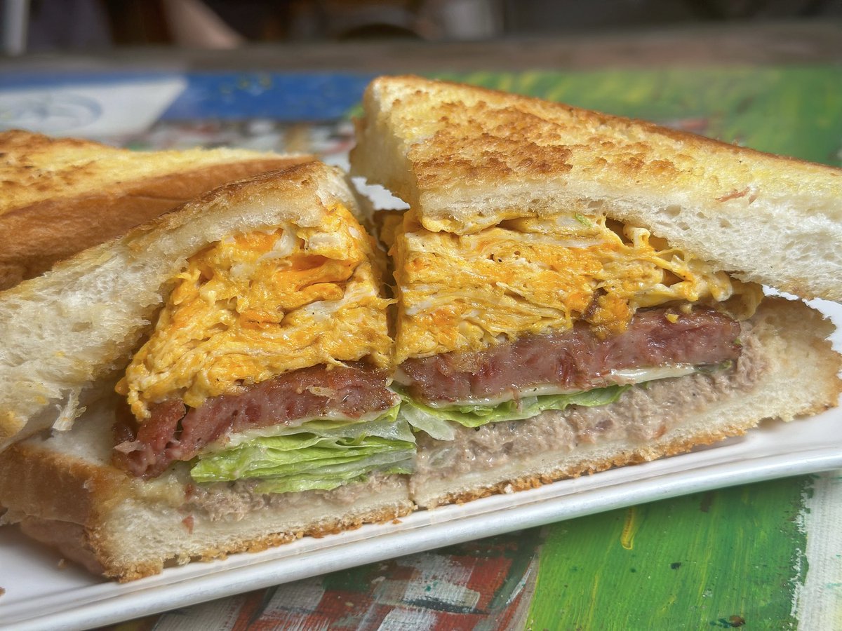 EggWaffleYumYum's tweet photo. Waking up to a breakfast like this every day in HK would be nice~😚 
早餐由英式早餐同超幸福三文治開始～🥪 厚多士好香脆，今日份早餐好滿足！😋
📍幸福單品咖啡 Happiness Single Coffee（西營盤）
#YellowEconomicCircle 
#黃色經濟圈 https://t.co/ffyyArbT95