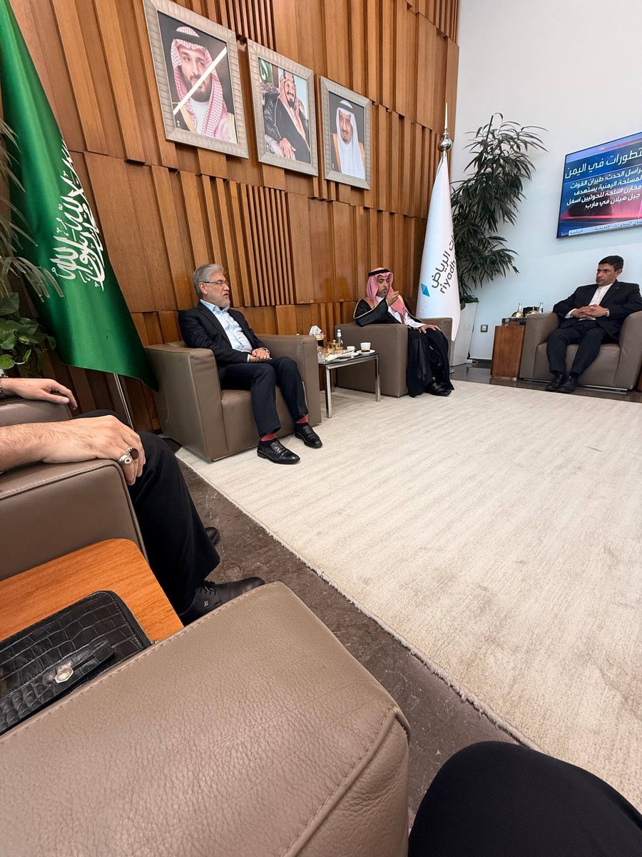 otagherasad's tweet photo. به‌روزرسانی: صداوسیمای ایران گزارش داده است که وزیر علوم به همراه یک هیئت برای شرکت در اجلاس هوش مصنوعی یونسکو به ریاض سفر کرده است.
✍️ واقعا شگفت آور است در این شرایط  حضور وزیر برای یک موضوع با این سطح اهمیت خصوصا با جوراب قرمز! https://t.co/LhiYMDNDA5