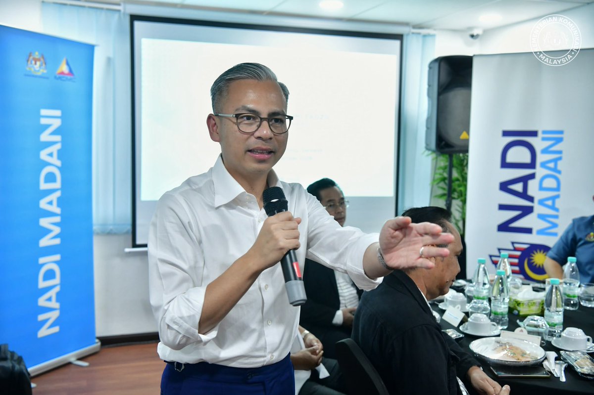 komunikasi_gov's tweet photo. Menteri Komunikasi, YB Dato’ Seri Fahmi Fadzil hari ini hadir ke Sesi Libat Urus bersama-sama 31 Panel Penasihat Pusat Sebaran Maklumat Nasional (NADI) di NADI Padungan, Kuching, Sarawak.

#KementerianKomunikasi #MalaysiaMADANI #MADANIBekerja #NADI #RancakkanMADANI https://t.co/l29GtKYBdN