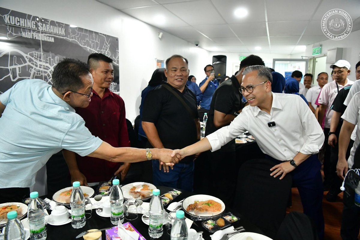 komunikasi_gov's tweet photo. Menteri Komunikasi, YB Dato’ Seri Fahmi Fadzil hari ini hadir ke Sesi Libat Urus bersama-sama 31 Panel Penasihat Pusat Sebaran Maklumat Nasional (NADI) di NADI Padungan, Kuching, Sarawak.

#KementerianKomunikasi #MalaysiaMADANI #MADANIBekerja #NADI #RancakkanMADANI https://t.co/l29GtKYBdN