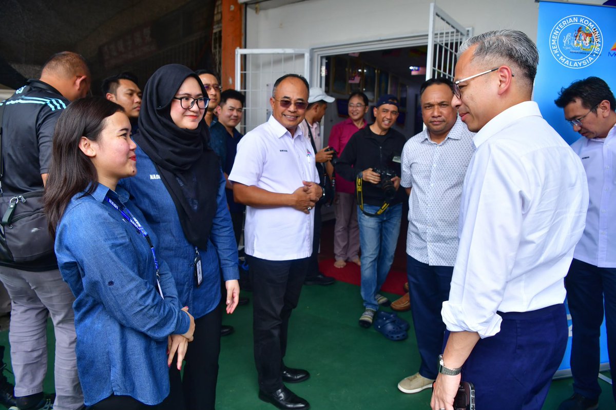 komunikasi_gov's tweet photo. Menteri Komunikasi, YB Dato’ Seri Fahmi Fadzil hari ini hadir ke Sesi Libat Urus bersama-sama 31 Panel Penasihat Pusat Sebaran Maklumat Nasional (NADI) di NADI Padungan, Kuching, Sarawak.

#KementerianKomunikasi #MalaysiaMADANI #MADANIBekerja #NADI #RancakkanMADANI https://t.co/l29GtKYBdN