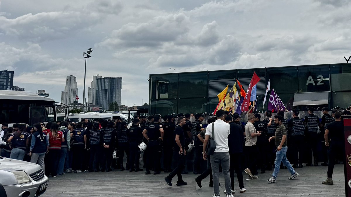 haticeselli's tweet photo. Çağlayan Adliyesi önünde, bu “cadı avı”na karşı hak mücadelesinde sesini yükselten insanlara dahi tahammülü kalmamış, kendini eleştiriden azade gören kötü akıl kaybedecek!

Polis ablukasıyla, gözaltıyla, baskı ve sansürle kimse güvende olamaz.

Siyaseti, sivil toplumu, sendikaları, hak savunucularını susturmak için bir araca dönüştürülen yargı kararları ve kolluk zoruyla toplumsal barış kurulamaz.

Herkesin güvenle yaşadığı bir toplumu inşa etmenin yolu baskıdan değil herkes için özgürlükten, yoksullaştırma politikalarından değil hakça bölüşümden, devlet kurumları eliyle büyütülen şiddetten değil demokratik haklara saygıdan, güvencesizlikten değil insan onuruna yaraşır bir yaşamdan geçer.

Açıktır ki gözaltılar sürerken kaydedilmemesi için araçları paravan ettikleri bu görüntülere sebep olanlar mutlaka kaybedecek!

Bütün farklarıyla ve renkleriyle yan yana duranlar kazanacak. 

Eşit, adil, özgür ve demokratik bir geleceğe uzanan YENİ yolumuzda kararlılıkla yürüyecek, insanı yaşatacak Türkiye’yi hep birlikte kuracağız!
