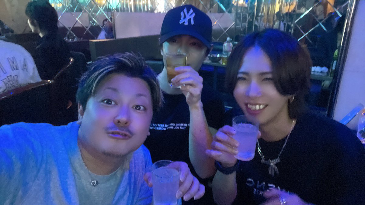 TT19831018's tweet photo. barおいなり🐷

バースデー戦士の戦った背中✨
カッコいいじゃん😁

イト誕生日おめでとう🎊🎂
#誕生日
#シャンパン
#イケメン
#バースデー https://t.co/z4UV5KsLQS