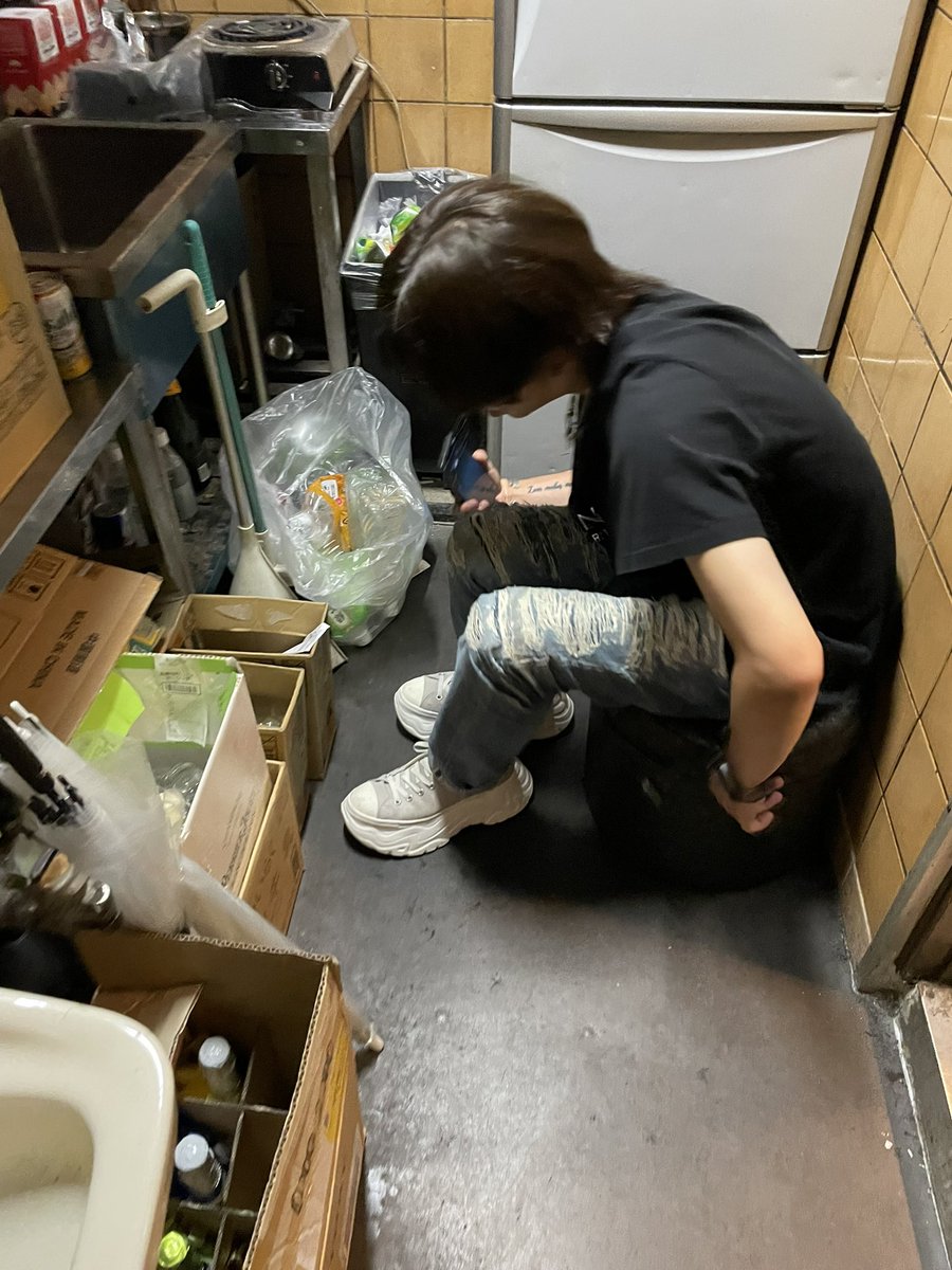 TT19831018's tweet photo. barおいなり🐷

バースデー戦士の戦った背中✨
カッコいいじゃん😁

イト誕生日おめでとう🎊🎂
#誕生日
#シャンパン
#イケメン
#バースデー https://t.co/z4UV5KsLQS