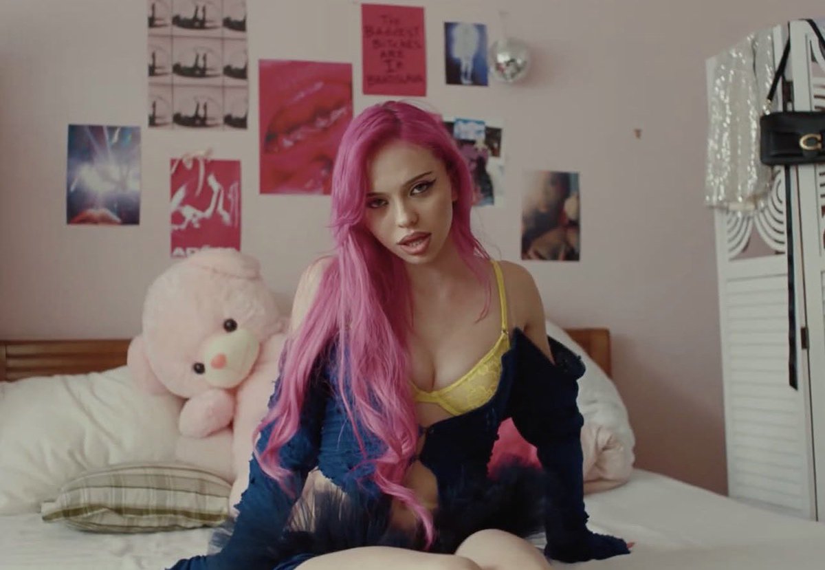 PopCrave's tweet photo. ADÉLA scores her first top 40 hit on the Hot 100 with “Ain’t In LA.” https://t.co/fN1YyRbuHh