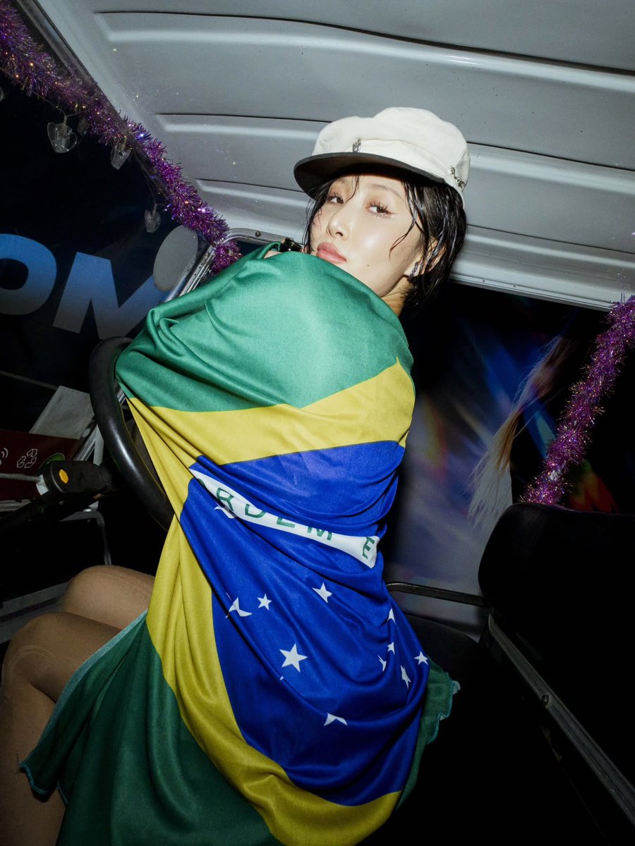 hwasavidal's tweet photo. FOTO MAIS LINDA DO MUNDO ESSA DA HWASA ENROLADA NA BANDEIRA DO BRASIL https://t.co/dMHCkAUixO