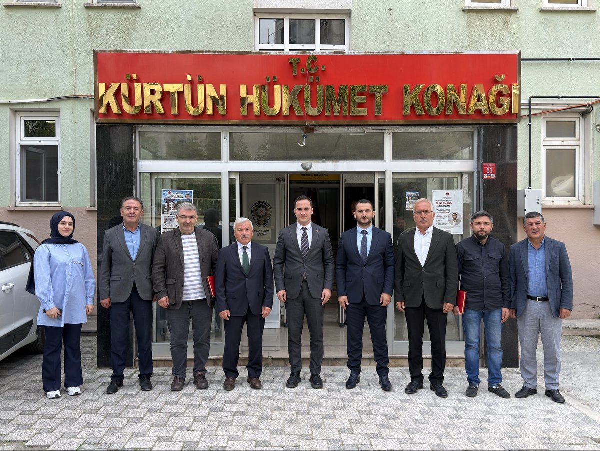 KurtunKy's tweet photo. Ticaret İl Müdürü Mürsel Yaşar, Gümüşhane Esnaf ve Sanatkârlar Odaları Birliği Başkanı Kadir Atasu, Gümüşhane Sanatkârlar Odası Başkanı Erhan Kullukçu ve Esnaf Sanatkârlar Şoförler ve Otomobilciler Odası Başkanı Erkan Temiz, Ahilik Haftası münasebetiyle Kaymakamımız Sayın Ahmet Faruk Beyazıt'ı makamında ziyaret etti.

Ziyarette yılın esnafı seçilen Berber Erkan Temiz ve Zil Ustası Erdi Düzgün adına hazırlanan plaketi Kaymakamımız Sayın Ahmet Faruk Beyazıt takdim etti.

Ahilik kültürünün esnaflık geleneğimizdeki önemine vurgu yapan Kaymakam Beyazıt, yılın esnafı seçilen esnaflarımızı tebrik etti ve çalışmalarında başarılar diledi.
