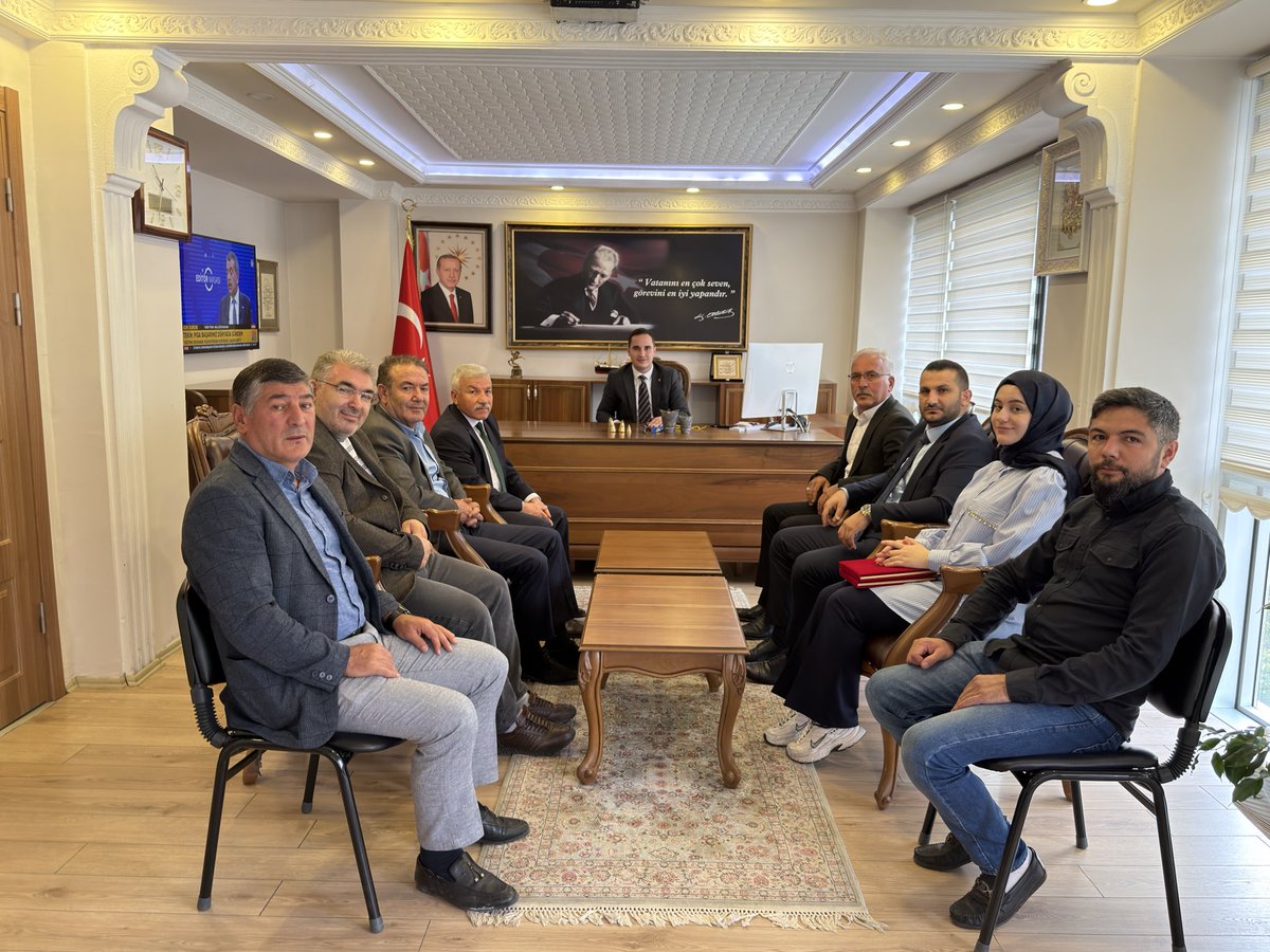KurtunKy's tweet photo. Ticaret İl Müdürü Mürsel Yaşar, Gümüşhane Esnaf ve Sanatkârlar Odaları Birliği Başkanı Kadir Atasu, Gümüşhane Sanatkârlar Odası Başkanı Erhan Kullukçu ve Esnaf Sanatkârlar Şoförler ve Otomobilciler Odası Başkanı Erkan Temiz, Ahilik Haftası münasebetiyle Kaymakamımız Sayın Ahmet Faruk Beyazıt'ı makamında ziyaret etti.

Ziyarette yılın esnafı seçilen Berber Erkan Temiz ve Zil Ustası Erdi Düzgün adına hazırlanan plaketi Kaymakamımız Sayın Ahmet Faruk Beyazıt takdim etti.

Ahilik kültürünün esnaflık geleneğimizdeki önemine vurgu yapan Kaymakam Beyazıt, yılın esnafı seçilen esnaflarımızı tebrik etti ve çalışmalarında başarılar diledi.