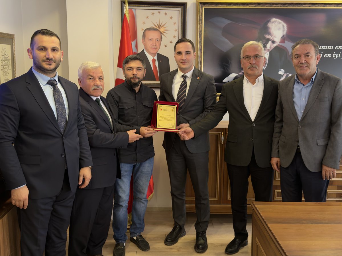 KurtunKy's tweet photo. Ticaret İl Müdürü Mürsel Yaşar, Gümüşhane Esnaf ve Sanatkârlar Odaları Birliği Başkanı Kadir Atasu, Gümüşhane Sanatkârlar Odası Başkanı Erhan Kullukçu ve Esnaf Sanatkârlar Şoförler ve Otomobilciler Odası Başkanı Erkan Temiz, Ahilik Haftası münasebetiyle Kaymakamımız Sayın Ahmet Faruk Beyazıt'ı makamında ziyaret etti.

Ziyarette yılın esnafı seçilen Berber Erkan Temiz ve Zil Ustası Erdi Düzgün adına hazırlanan plaketi Kaymakamımız Sayın Ahmet Faruk Beyazıt takdim etti.

Ahilik kültürünün esnaflık geleneğimizdeki önemine vurgu yapan Kaymakam Beyazıt, yılın esnafı seçilen esnaflarımızı tebrik etti ve çalışmalarında başarılar diledi.