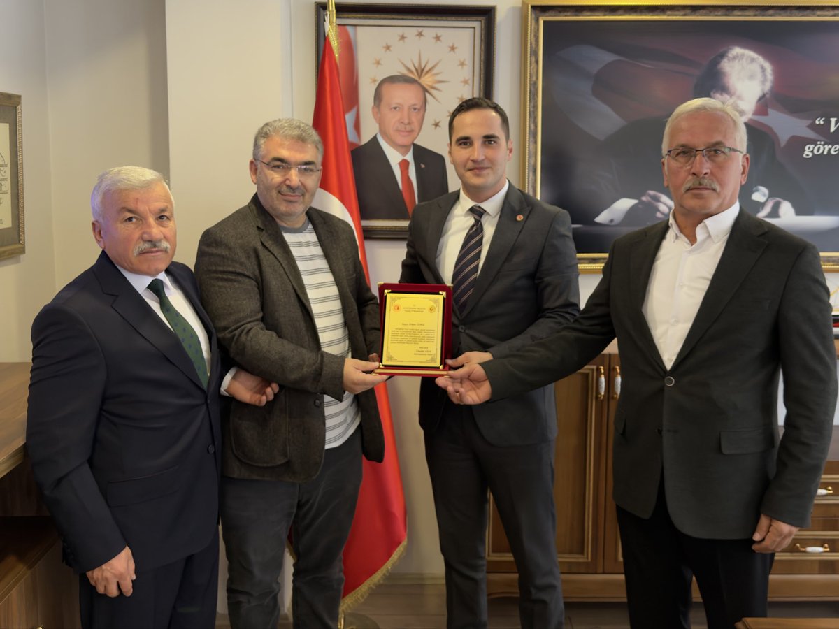 KurtunKy's tweet photo. Ticaret İl Müdürü Mürsel Yaşar, Gümüşhane Esnaf ve Sanatkârlar Odaları Birliği Başkanı Kadir Atasu, Gümüşhane Sanatkârlar Odası Başkanı Erhan Kullukçu ve Esnaf Sanatkârlar Şoförler ve Otomobilciler Odası Başkanı Erkan Temiz, Ahilik Haftası münasebetiyle Kaymakamımız Sayın Ahmet Faruk Beyazıt'ı makamında ziyaret etti.

Ziyarette yılın esnafı seçilen Berber Erkan Temiz ve Zil Ustası Erdi Düzgün adına hazırlanan plaketi Kaymakamımız Sayın Ahmet Faruk Beyazıt takdim etti.

Ahilik kültürünün esnaflık geleneğimizdeki önemine vurgu yapan Kaymakam Beyazıt, yılın esnafı seçilen esnaflarımızı tebrik etti ve çalışmalarında başarılar diledi.