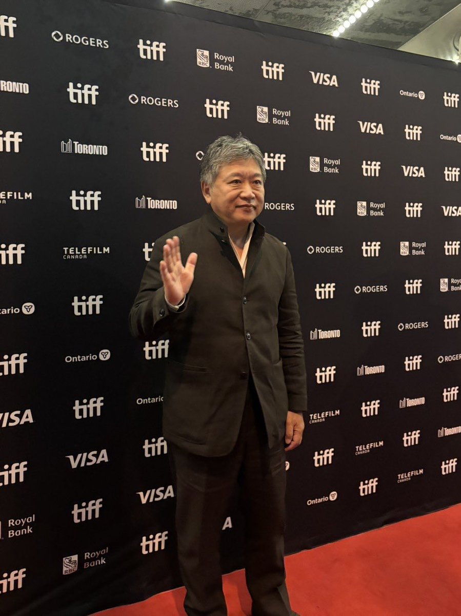 lookback_movie's tweet photo. 実写映画『#ルックバック』
現在開催中の
第51回トロント国際映画祭（#TIFF26）にて
北米プレミアとなる公式上映を実施！

現地時間9月14日（月）、1,722席を有するPrincess of Wales Theatreにて、
満員の観客を迎えて上映が行われ、 #是枝裕和監督 が登壇しました。

会場では多くの観客に囲まれ、次々とサインを求められる場面も！

#実写ルックバック は「Special Presentations」部門に選出されています。