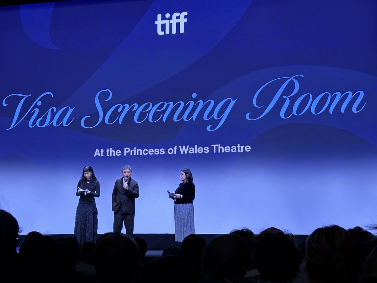 lookback_movie's tweet photo. 実写映画『#ルックバック』
現在開催中の
第51回トロント国際映画祭（#TIFF26）にて
北米プレミアとなる公式上映を実施！

現地時間9月14日（月）、1,722席を有するPrincess of Wales Theatreにて、
満員の観客を迎えて上映が行われ、 #是枝裕和監督 が登壇しました。

会場では多くの観客に囲まれ、次々とサインを求められる場面も！

#実写ルックバック は「Special Presentations」部門に選出されています。