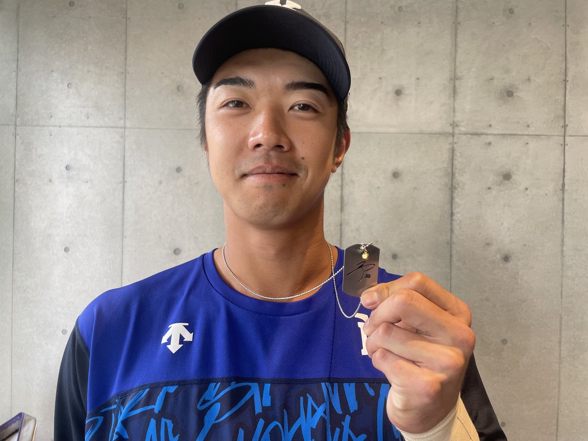 ydb_yokohama's tweet photo. ✨🎂HAPPY BIRTH DAY🎂✨
9/19 #梶原昂希 選手
9/20 #蝦名達夫 選手

両選手が持っているのは、お誕生月にあわせてラインナップが入れ替わる BAYSTORE Flagship YOKOHAMA限定の #プレイヤーズタグペンダント 🙌

9,10月はこちらの選手⚾️
#梶原昂希 選手（9/19）
#蝦名達夫 選手（9/20）
#山﨑康晃 選手（10/2）
#度会隆輝 選手（10/4）
#中川颯 選手（10/10）

10/31(土)まで販売中！お見逃しなく👀
※9月より横浜スタジアム試合開催日も刻印サービス実施中

#baystars