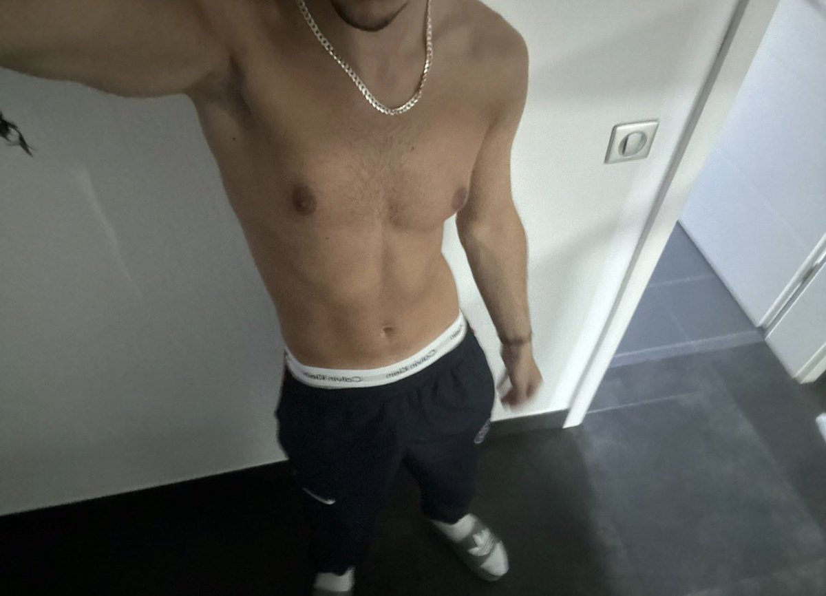 djibril250_OFF's tweet photo. Écris moi en privé si tu veux te faire dresser #rebeu #domi #soumi https://t.co/6DDG3yVIZL