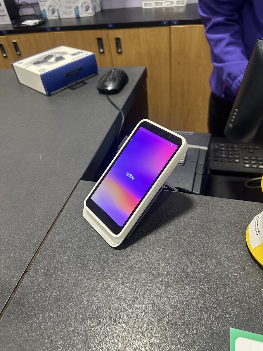 amine_prcs's tweet photo. Pourquoi en Angleterre les tpe sont sous Stripe et pas en France ? https://t.co/0Ei3KxP2Pv