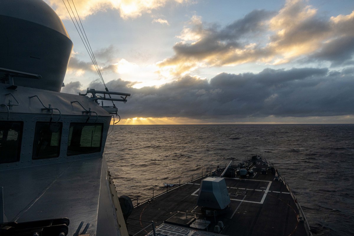 Steaming toward the horizon 🌅

USS Mustin steams in the Indian Ocean. Forward presence strengthens readiness and helps preserve a free and open Indo-Pacific.

#PresenceMatters | #US7thFleet
@USPacificFleet https://t.co/955Mbb4q87