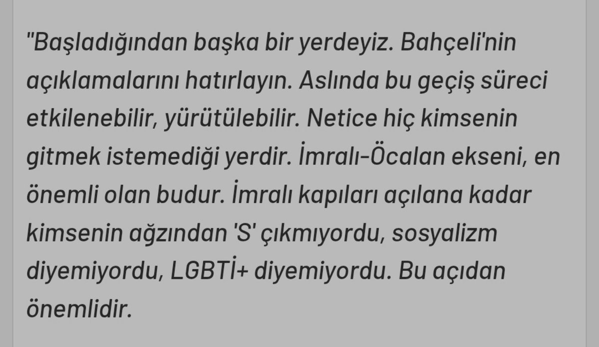 m0sbindje's tweet photo. ortada manipülasyon yok, aylardır yaşananlar ve sorulan sorular var.

gazetecilik de zaten tam olarak insanı soru sormakla yükümlü kılar. belli ki anlaşılmamış ama açıklayayım, hdp onursal başkanı ertuğrul kürkçü'nün kasım 2025'teki qad konferansında "süreç başlamadan önce kimse lgbti+ diyemiyordu" dediği yerde elbette yapılan açıklamalar ve atılacak adımlar sorgulanacak. sorgulanmalıdır da.

bir yurttaş olarak da benim tüm siyasetçi beyanlarıyla ilgili soru sormaya hakkım var, sizin buna alışık olmamanız bu gerçeği değiştirmez. bununla baş edemiyor ve çirkin imalara başvurmak zorunda hissediyorsanız yankı odalarınızdan çıkmamalısınız. bu ithamlarınızı aynen iade ediyorum size.