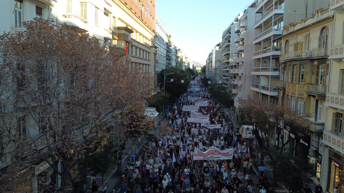 red_salute's tweet photo. 100 τελειωμένοι, λούμπεν , παρακμιακοί Χρυσαυγίτες έγιναν πρώτο θέμα για ώρες .

30.000 λαού , εργαζομενων με καθαρά πρόσωπα , που διεκδικούσαν το δίκιο τους κρύφτηκαν από τα ΜΜΕ.

Βρες ποιος ενοχλεί.🤷🏻‍♂️ https://t.co/fBEKoO79eM