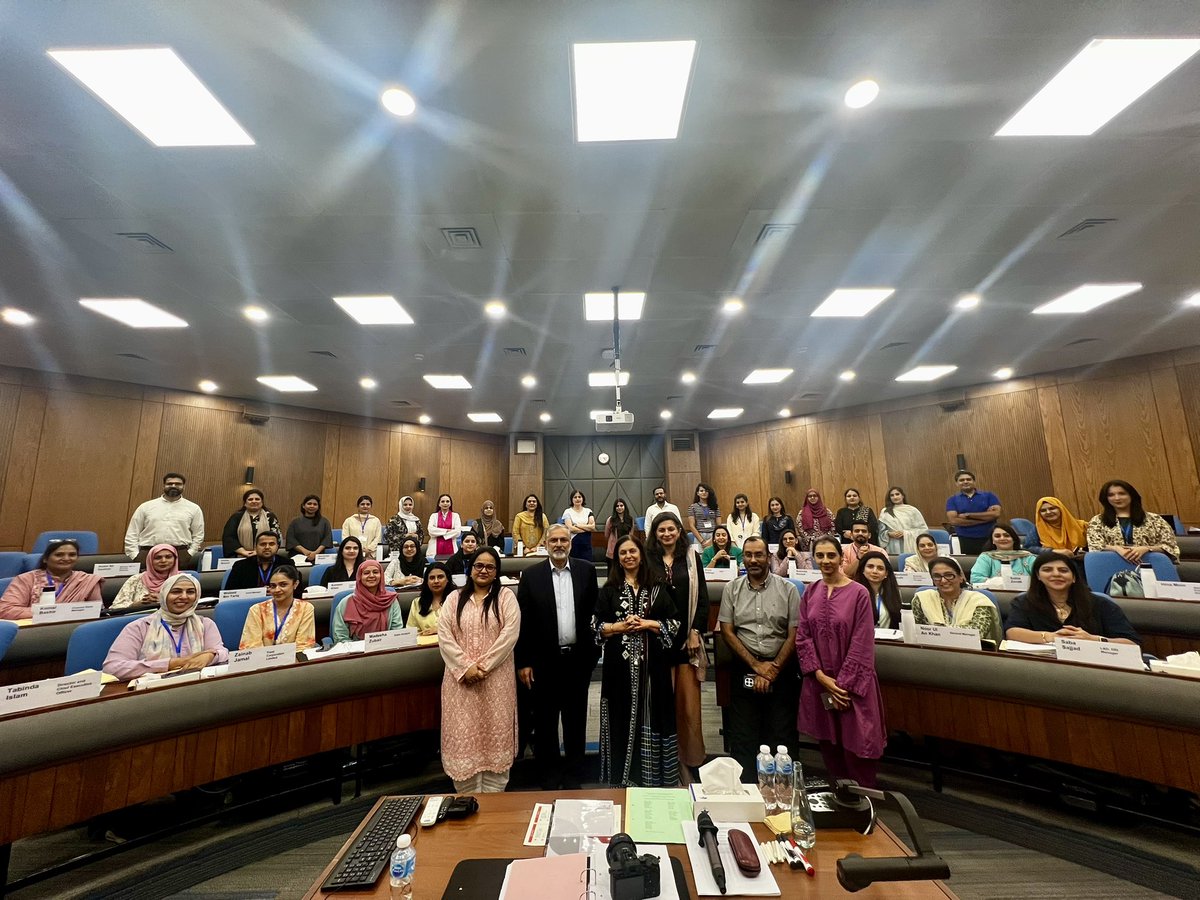 RoshanehZafar's tweet photo. Spoke with a wonderful group of women professionals on leadership and choices — including the perennial debate of “we can’t have it all” versus leaning in, getting a foot in the door and claiming a chair at the table.

It was wonderful to engage with such a dynamic, diverse, articulate and confident group of women. It gave me hope that perhaps one day we really will see a change in Pakistan’s female labour force participation rate!

And the amazing thing? So many of them had watched Kashf’s dramas, and many mentioned how much the stories resonated with them.

One asked me what my biggest challenge has been. I said: changing mindsets.
#Aikaurpakeezah #Udaari 

The work continues.

@KashfFoundation @jazzpk @LifeAtLUMS 
#WomenInLeadership #Leadership #WomenAtWork #GenderEquality #WomenEmpowerment #FemaleLabourForceParticipation #ChangingMindsets #Kashf