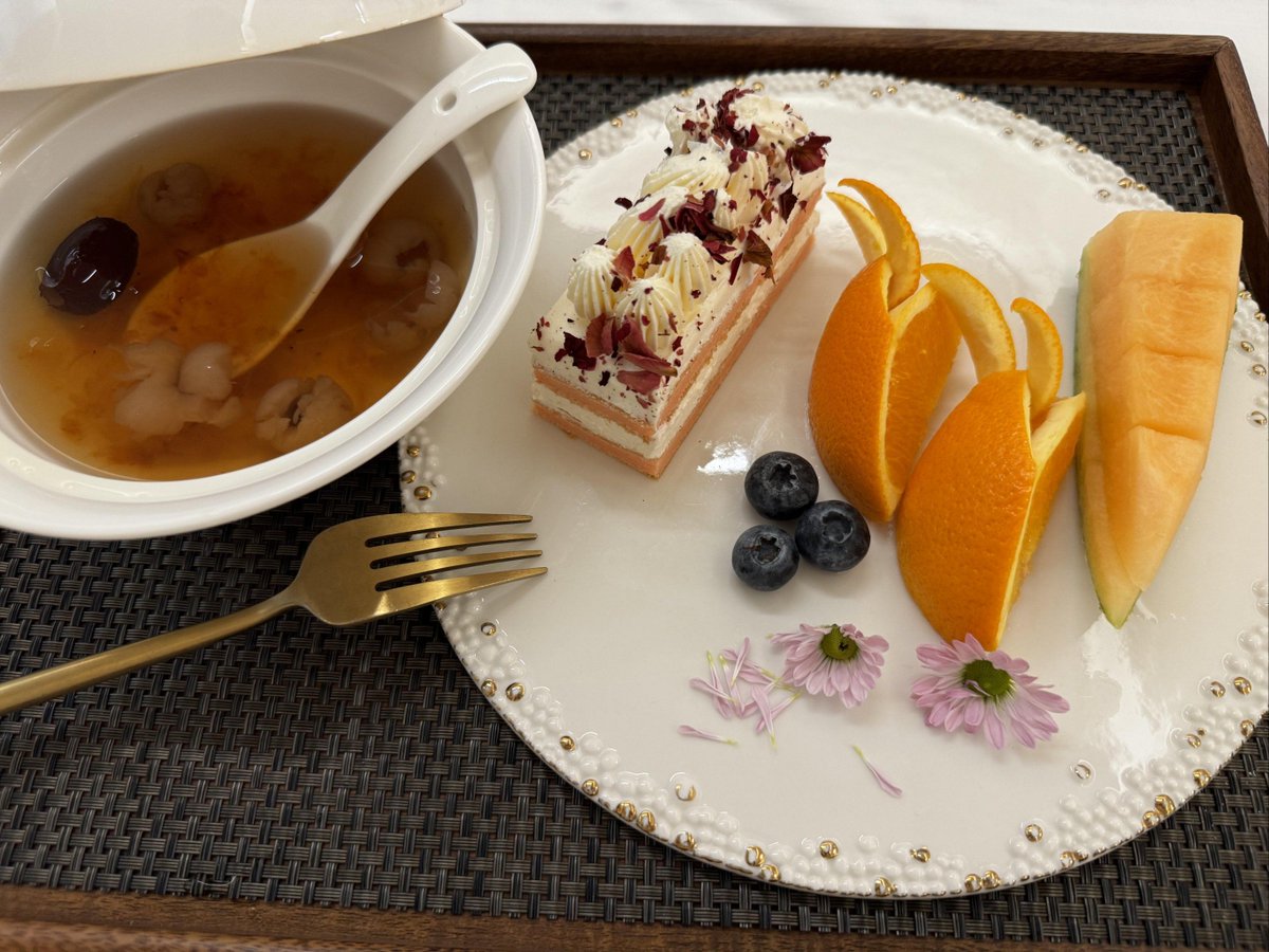VennieHundcj's tweet photo. Quick lunch win: a cozy spinach u0026 feta wrap with iced lemon tea—simple, fresh, and perfect for beating the midday slump  ， https://t.co/lnODVSzTQG