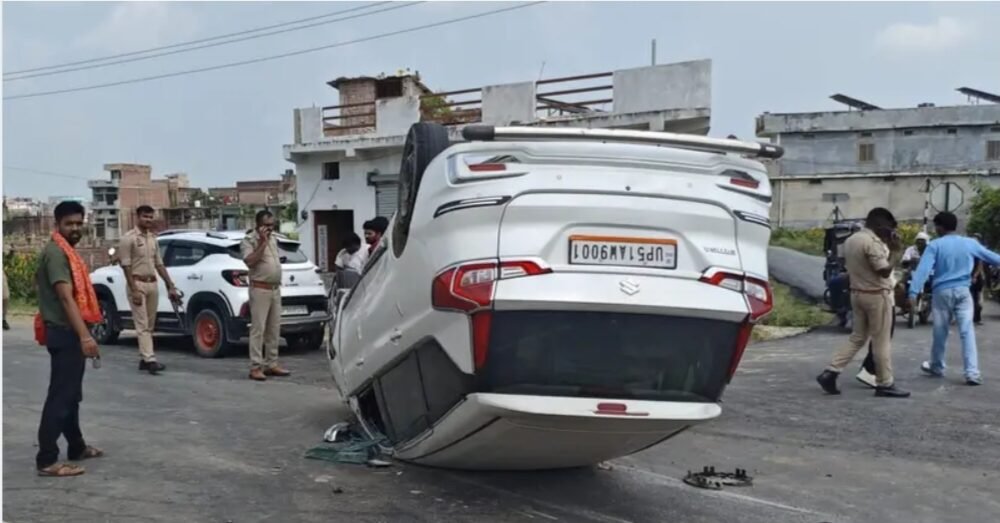 NayaLook's tweet photo. जिले के नौतनवां कस्बे के बाईपास राष्ट्रीय राजमार्ग पर मंगलवार दोपहर एक तेज रफ्तार अर्टिगा कार काइगर कार से जोरदार टकराकर सड़क पर पलट गई। 
  #Maharajganj #Ertiga #CarAccident #RoadAccident #UttarPradesh #NautanwaNews #MaharajganjNews #AccidentNews
https://t.co/1EX0WIxhgv https://t.co/6DTgUoyzwv