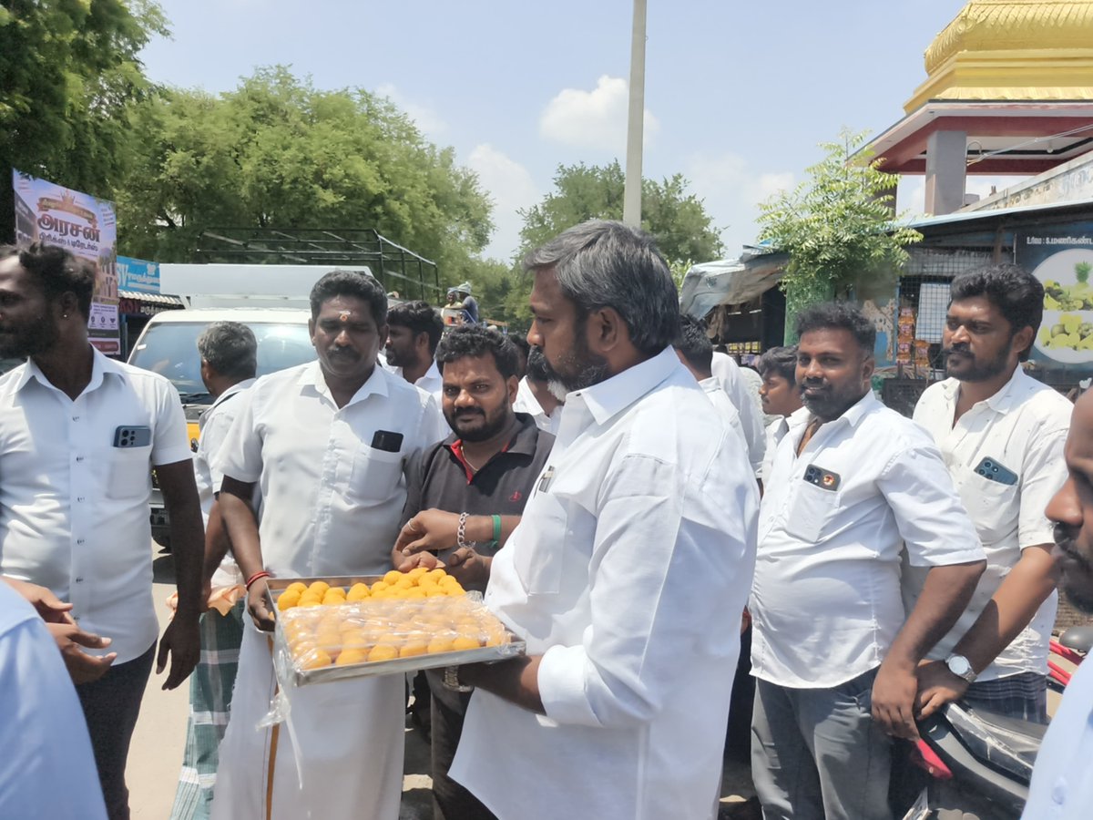 VenkatesanTVK's tweet photo. தொடர்ந்து, பொதுமக்களுக்கு இனிப்புகள் வழங்கப்பட்டன.

இந்நிகழ்வில் கழக நிர்வாகிகள் மற்றும் தொண்டர்கள் கலந்து கொண்டு சிறப்பித்தனர். 🌺🙏
#தமிழகவெற்றிக்கழகம்
#TVKVijay‌ 
#tvk
#attur https://t.co/ZRd2zyfmNm