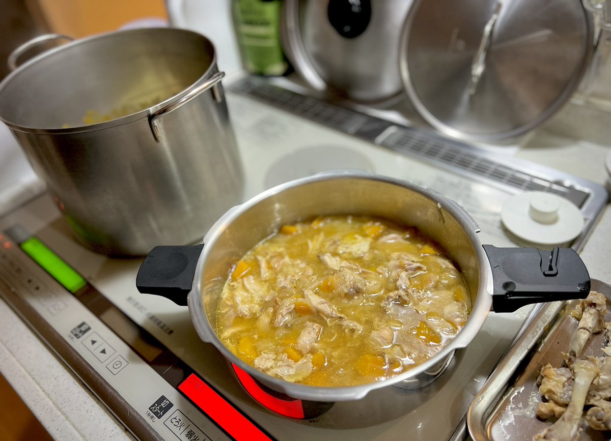 happy_chiibobo's tweet photo. バーモンドカレー好きなんだけど、胃もたれするからカレー粉で作ってみた🍛
これはまさにカレーは飲み物。
圧力鍋で煮た野菜と手羽元の旨みが美味しかった～
でも、あともうちょっと何かが足りない感じ💭
玉ねぎと肉を増やして、リンゴのすりおろしも入れてリベンジだ🍛!! https://t.co/H45wOwo1T5