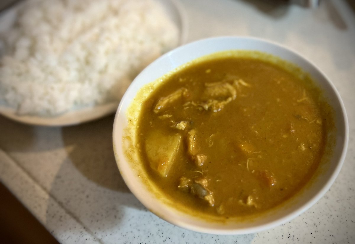 happy_chiibobo's tweet photo. バーモンドカレー好きなんだけど、胃もたれするからカレー粉で作ってみた🍛
これはまさにカレーは飲み物。
圧力鍋で煮た野菜と手羽元の旨みが美味しかった～
でも、あともうちょっと何かが足りない感じ💭
玉ねぎと肉を増やして、リンゴのすりおろしも入れてリベンジだ🍛!! https://t.co/H45wOwo1T5