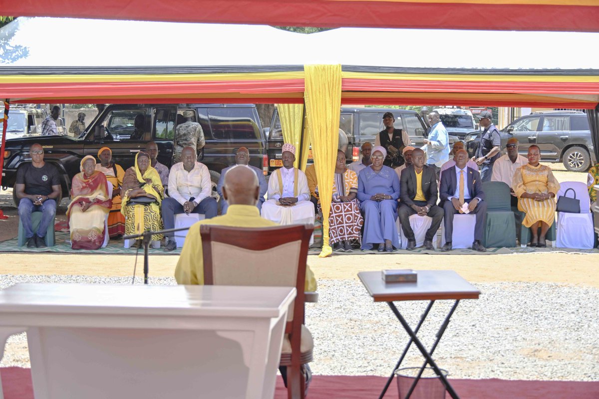 StateHouseUg's tweet photo. President @KagutaMuseveni paid tribute to the late Rt. Hon. Gen. Moses Ali in Adjumani today, laying a wreath and meeting with his family to offer condolences. 

Gen. Moses Ali led a long, distinguished life of service to Uganda in both military and public roles. 

May his soul rest in peace.