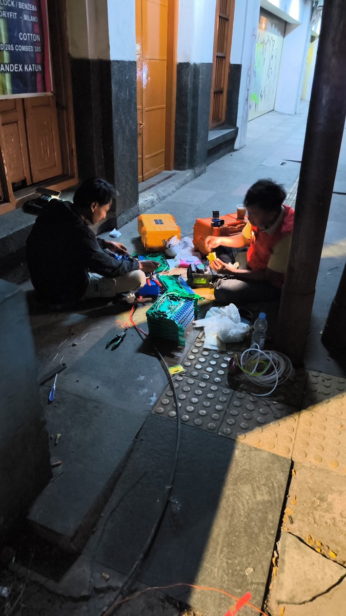 wnlukman's tweet photo. @IndiHome @Telkomsel @infobdg @PRFMnews Lima hari blackout @IndiHome @Telkomsel dari 10/09-15/09, hari ini jam 17.30an sudah mulai pulih, kerja cepat malam buat panel baru dan kabel sementara dan baru, Namun belum estetis dan Rapi. Semoga disempurnakan dan jaringan Internet Bandung cepat pulih. @PRFMnews @infobdg https://t.co/S7XVZQfvrq