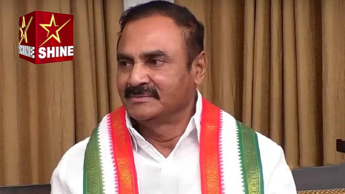 shinenewshyd's tweet photo. A Criminal Case has been registered against actor #Allu Arjun’s father-in-law and #Congress leader #Kancherla #Chandrasekhar #Reddy and two others in connection with a land dispute at #Nanakramguda in #Hyderabad’s #IT #corridor. 1/2 https://t.co/EGOpxzIpoS