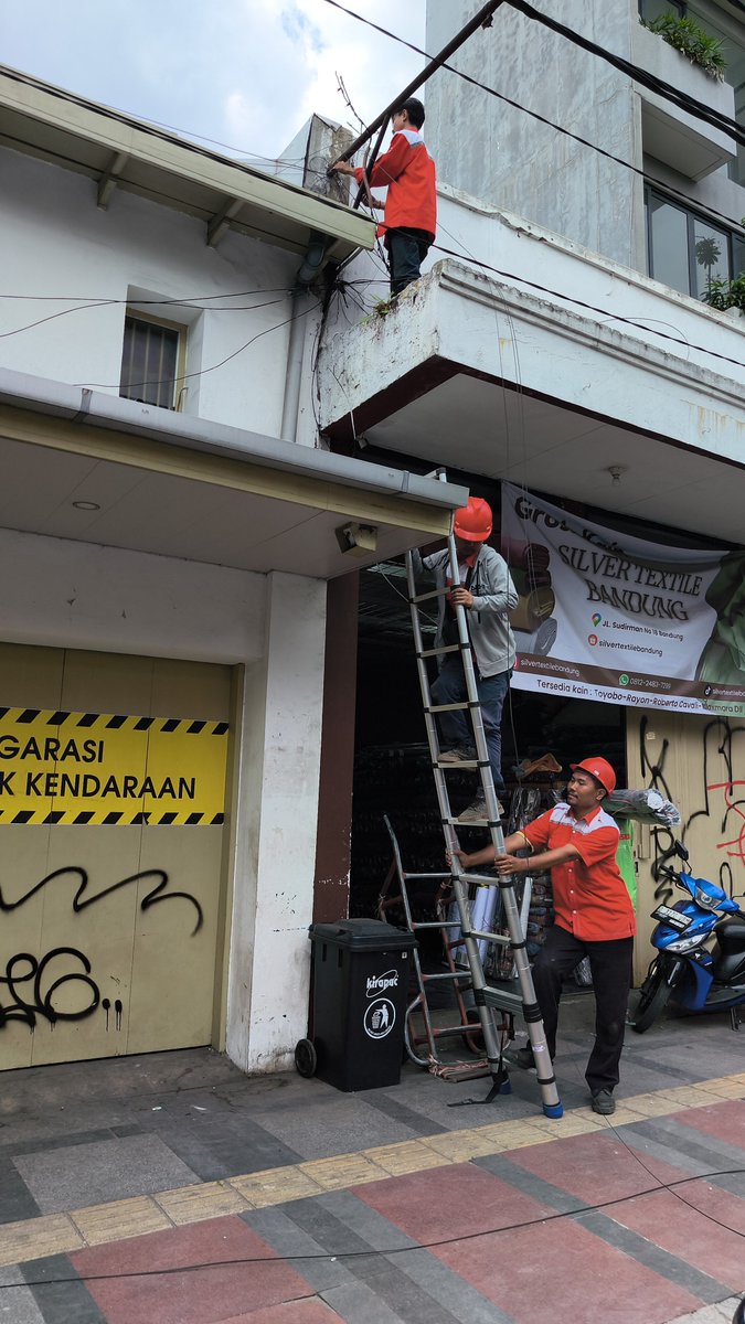 wnlukman's tweet photo. @IndiHome @Telkomsel @infobdg @PRFMnews Lima hari blackout @IndiHome @Telkomsel dari 10/09-15/09, hari ini jam 17.30an sudah mulai pulih, kerja cepat malam buat panel baru dan kabel sementara dan baru, Namun belum estetis dan Rapi. Semoga disempurnakan dan jaringan Internet Bandung cepat pulih. @PRFMnews @infobdg https://t.co/S7XVZQfvrq
