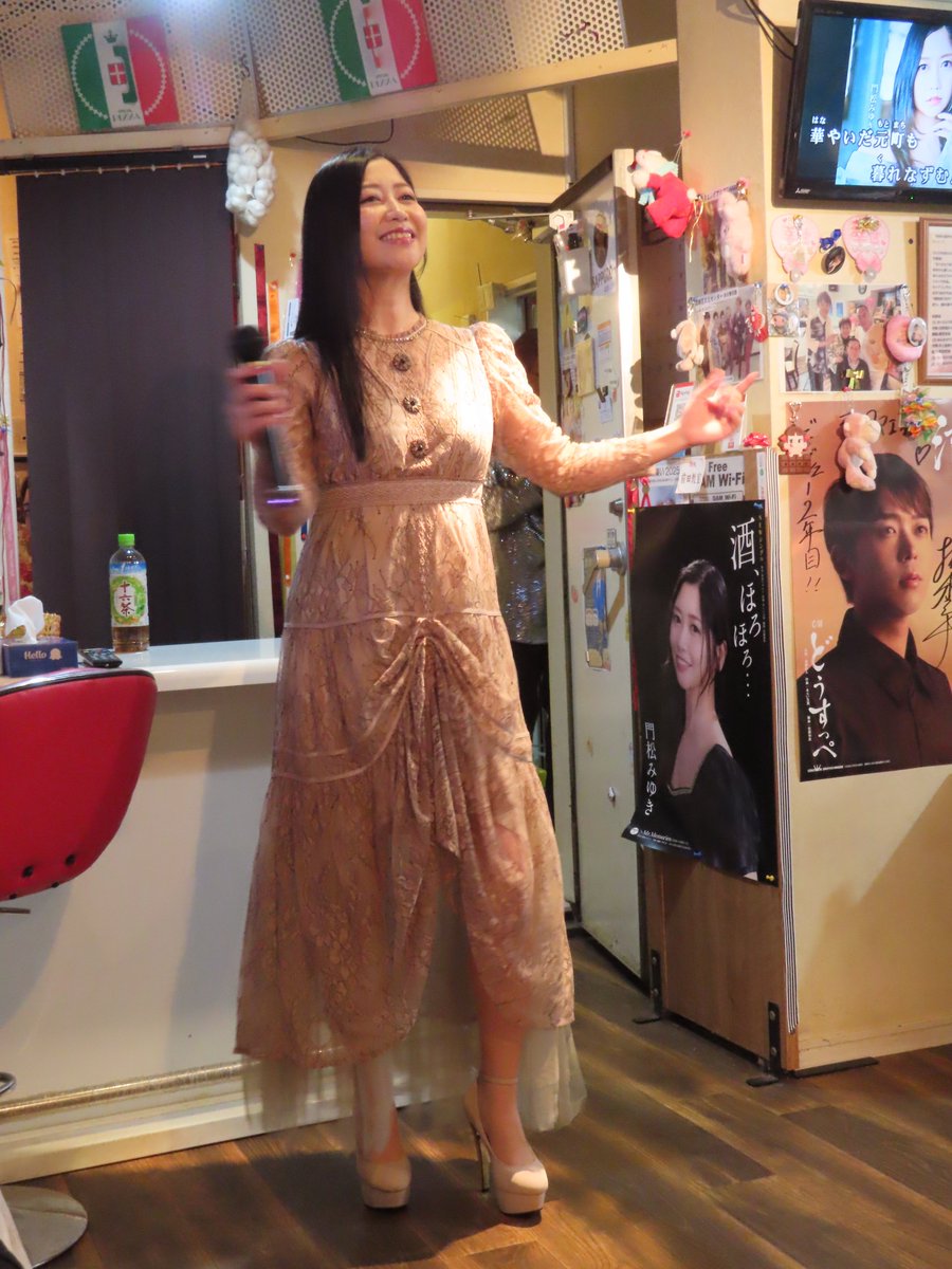 Gn43Hisa's tweet photo. #門松みゆき さんの「#酒ほろほろ🎶」の作曲家・あらい玉英先生のお店「ラ・タマエ」でのCPライブ🎶に。
所属事務所の #楠木康平 さん、#俵伝次郎 さんも出演し歌唱🎤

楽しいトークと熱唱🎤に満席の会場はとても盛り上がりました😃✌️ https://t.co/cMjTpS8kkH