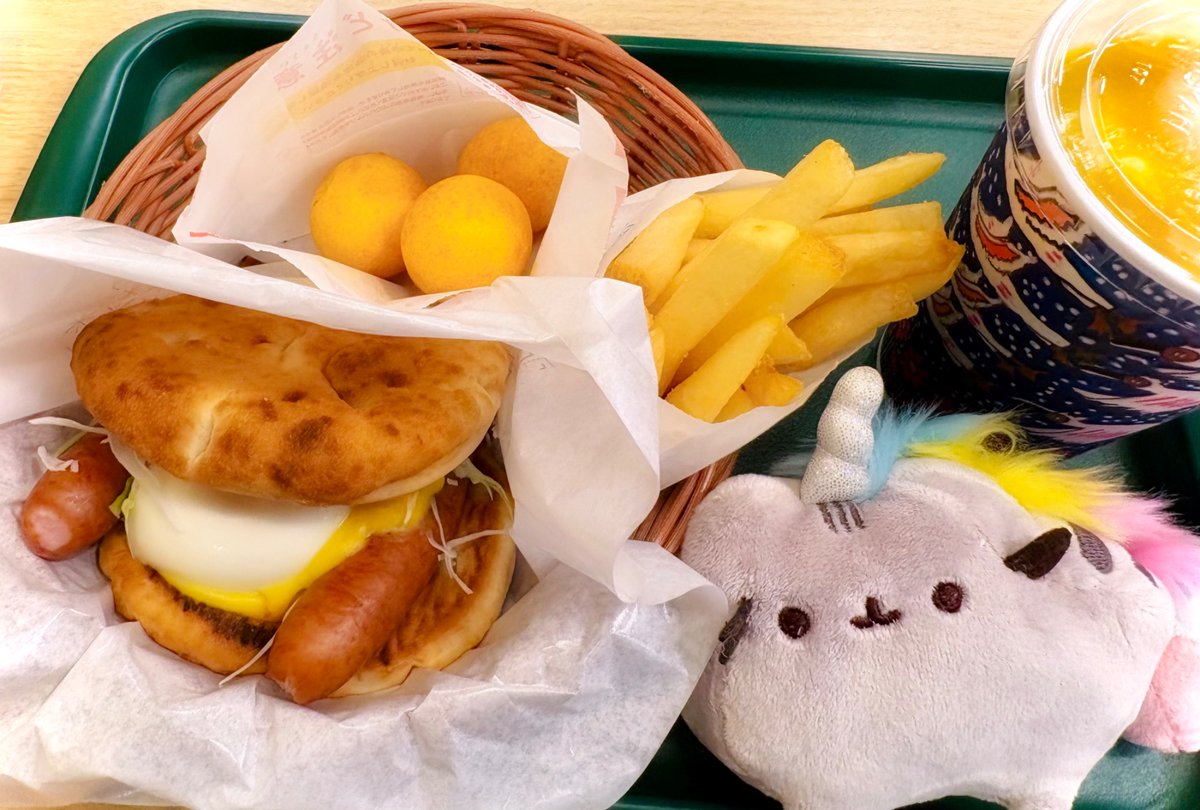 Lillfrill's tweet photo. モスの月見フォカッチャ美味しい🌕
熱々おさつボールもめっちゃ美味しい⎛˶'ᵕ'˶ ⎞ https://t.co/IOhH0c1xbT