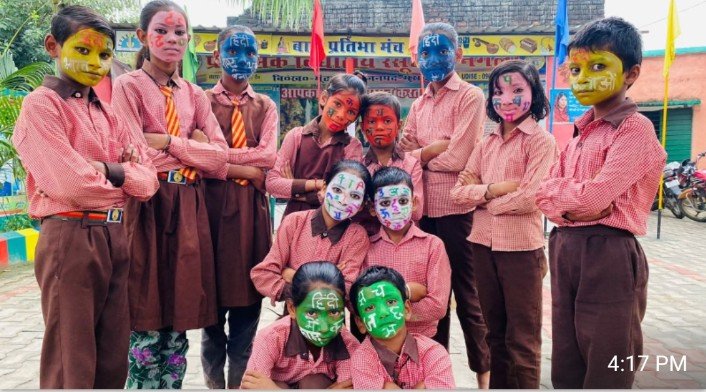 basicedumbd's tweet photo. प्राथमिक विद्यालय रसूलपुर नगली में हिंदी दिवस के अवसर पर छात्र-छात्राओं ने रचनात्मक एवं ज्ञानवर्धक गतिविधियों के माध्यम से हिंदी भाषा के प्रति प्रेम और सम्मान का संदेश दिया। बच्चों ने हाथों में हिंदी वर्णमाला एवं प्रेरक नारों के पोस्टर लेकर मुहावरों पर आधारित संवाद प्रस्तुत किए। https://t.co/7c1ZTyVA7W