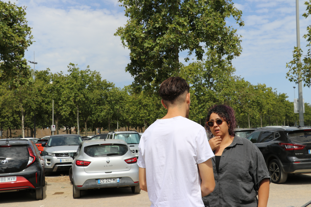 suaracoop's tweet photo. 💬 "Quan una persona decideix dormir al ras és perquè no té més opció", afirma Hanae El Artab del servei de #Sensellarismetinerant a #Empordà, on l'exclusió està marcada per la frontera i el turisme estacional. Coneix aquesta realitat en aquest reportatge: https://t.co/jMAtceOdA1 https://t.co/Ep6Oy4wn0G