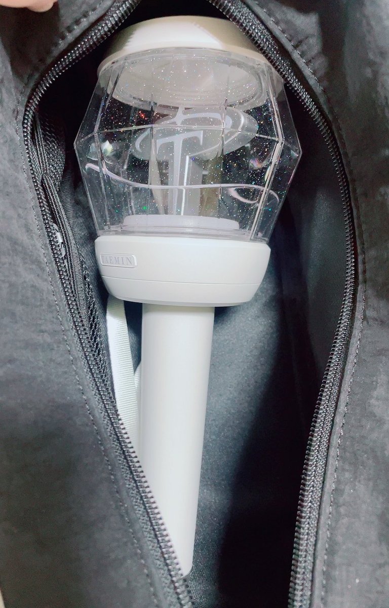 taem_minute's tweet photo. 그리고 혹시 궁금한 분들을 위해!

태민이 새 응원봉도
기존 태민이 응원봉 가방에 들어가고도 남아요~
어도로봉과 함께 둘 다 넣어도 충분해요!

#태민 #TAEMIN #テミン #泰民 https://t.co/hregdqPa6a