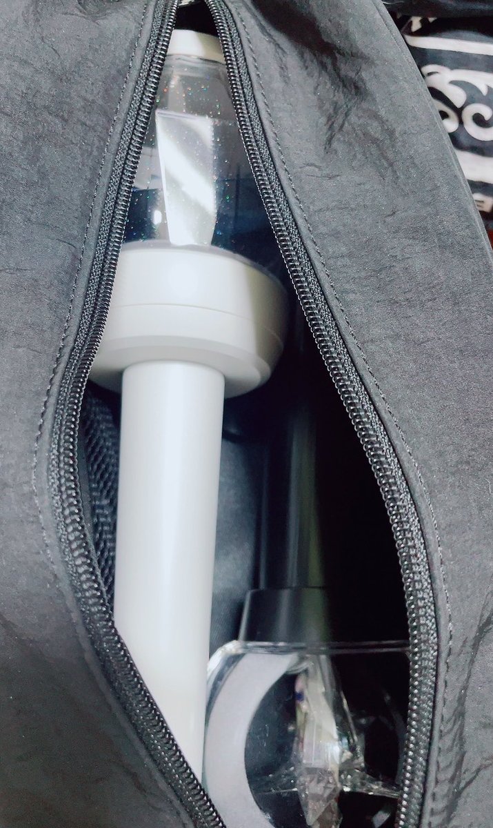 taem_minute's tweet photo. 그리고 혹시 궁금한 분들을 위해!

태민이 새 응원봉도
기존 태민이 응원봉 가방에 들어가고도 남아요~
어도로봉과 함께 둘 다 넣어도 충분해요!

#태민 #TAEMIN #テミン #泰民 https://t.co/hregdqPa6a