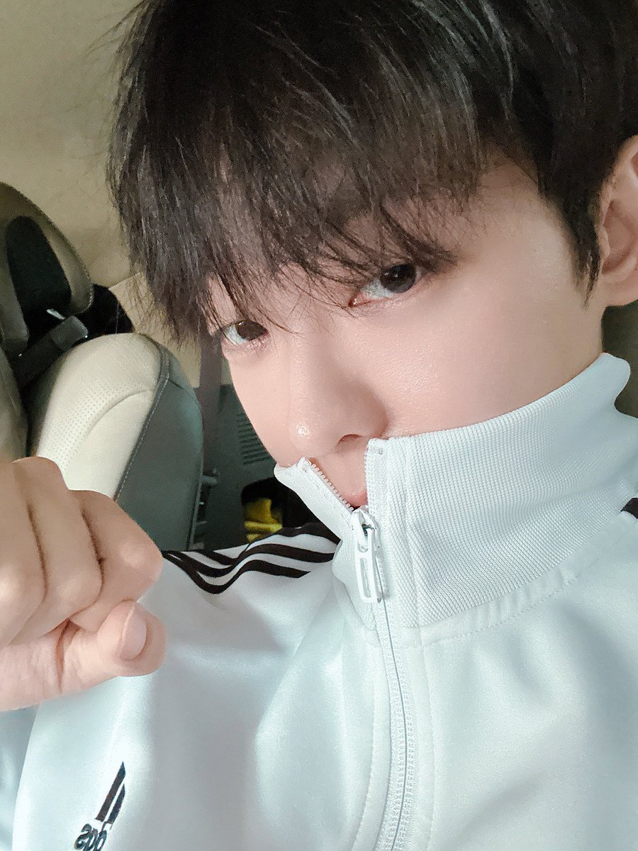 SWTVS2_0122's tweet photo. 아디다스 세웅이가 ㄴㅁ좋으네。。。 https://t.co/WoOupiDdsb