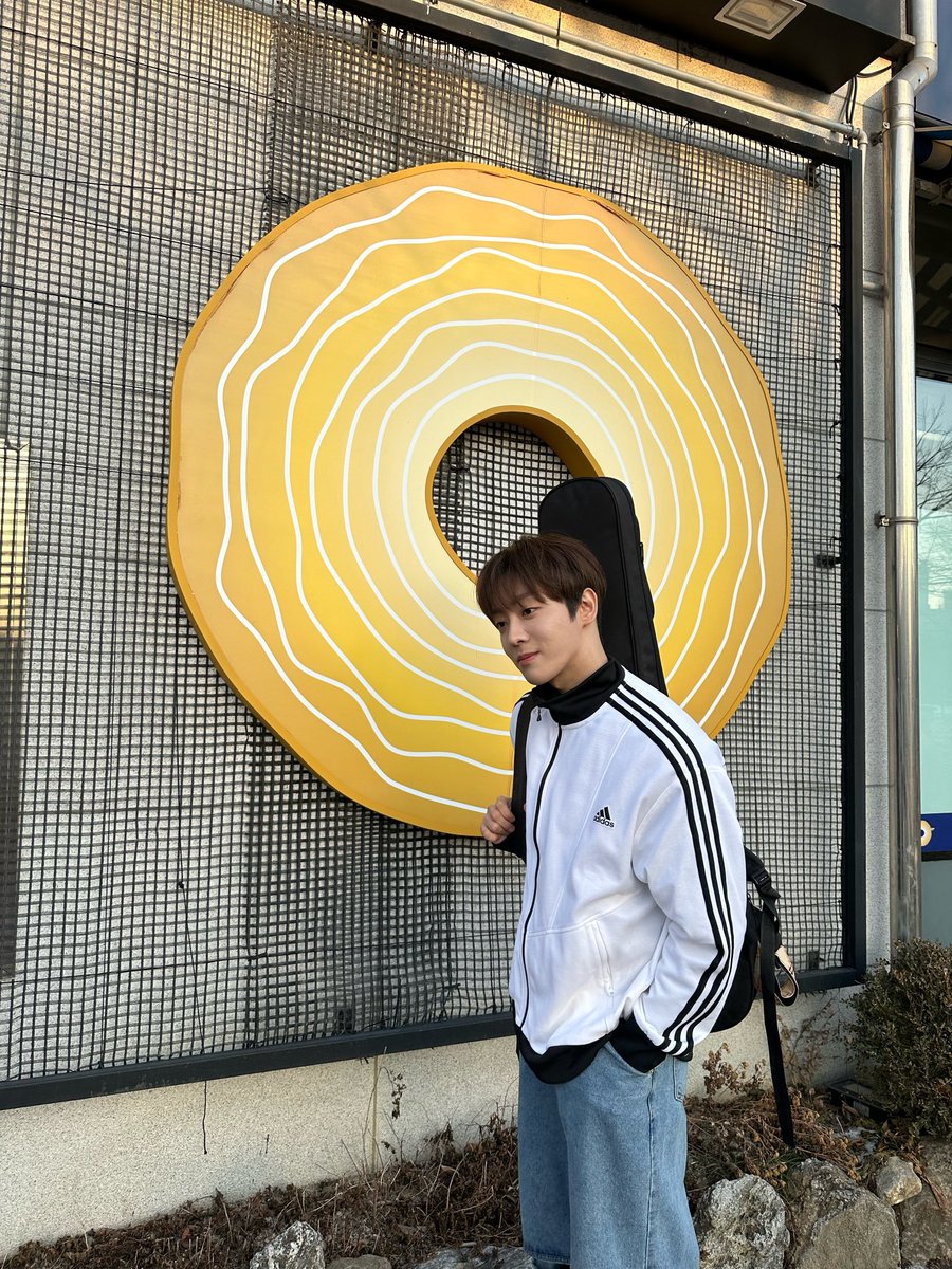 SWTVS2_0122's tweet photo. 아디다스 세웅이가 ㄴㅁ좋으네。。。 https://t.co/WoOupiDdsb