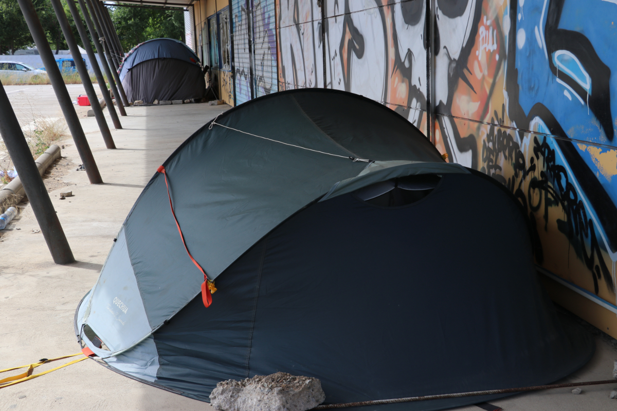 suaracoop's tweet photo. 💬 "Quan una persona decideix dormir al ras és perquè no té més opció", afirma Hanae El Artab del servei de #Sensellarismetinerant a #Empordà, on l'exclusió està marcada per la frontera i el turisme estacional. Coneix aquesta realitat en aquest reportatge: https://t.co/jMAtceOdA1 https://t.co/Ep6Oy4wn0G