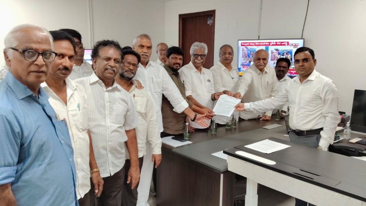 vsrcpm's tweet photo. ఓటర్ల ప్రత్యేక సమగ్ర సవరణ సెప్టెంబర్ నెలాఖరు వరకు పొడిగించాలని, ఓట్లు తొలగించబడిన, నోటీసులు జారీ చేసినవారి లిస్టులను బహిరంగ పర్చాలని, జాబితా రాజకీయ పార్టీలకు ఇవ్వాలని కోరుతూ రాష్ట్ర ప్రధాన ఎన్నికల అధికారిని కలిసి వినతిపత్రం అందజేస్తూ..
#vsrcpim #CPIMAP #andhrapradesh @CEOAndhra https://t.co/ijn6daF99E