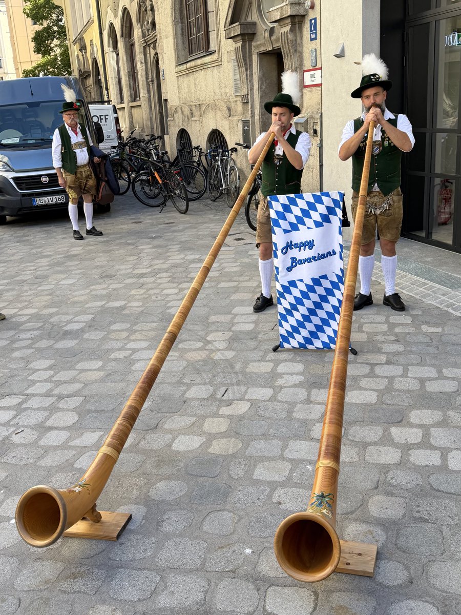 NiceBastard's tweet photo. Markus Blume auf Schuhbecks Spuren: Zwischen Probenhaus des Staatsballetts und Hofbräuhaus zeigt jetzt am Platzl die dritte Marke des Freistaats Flagge: Weihenstephaner. Heute Mittag war Eröffnung. Die Einrichtung hat den Charme eines Hotelfrühstückraums https://t.co/PTWiVoCaAQ