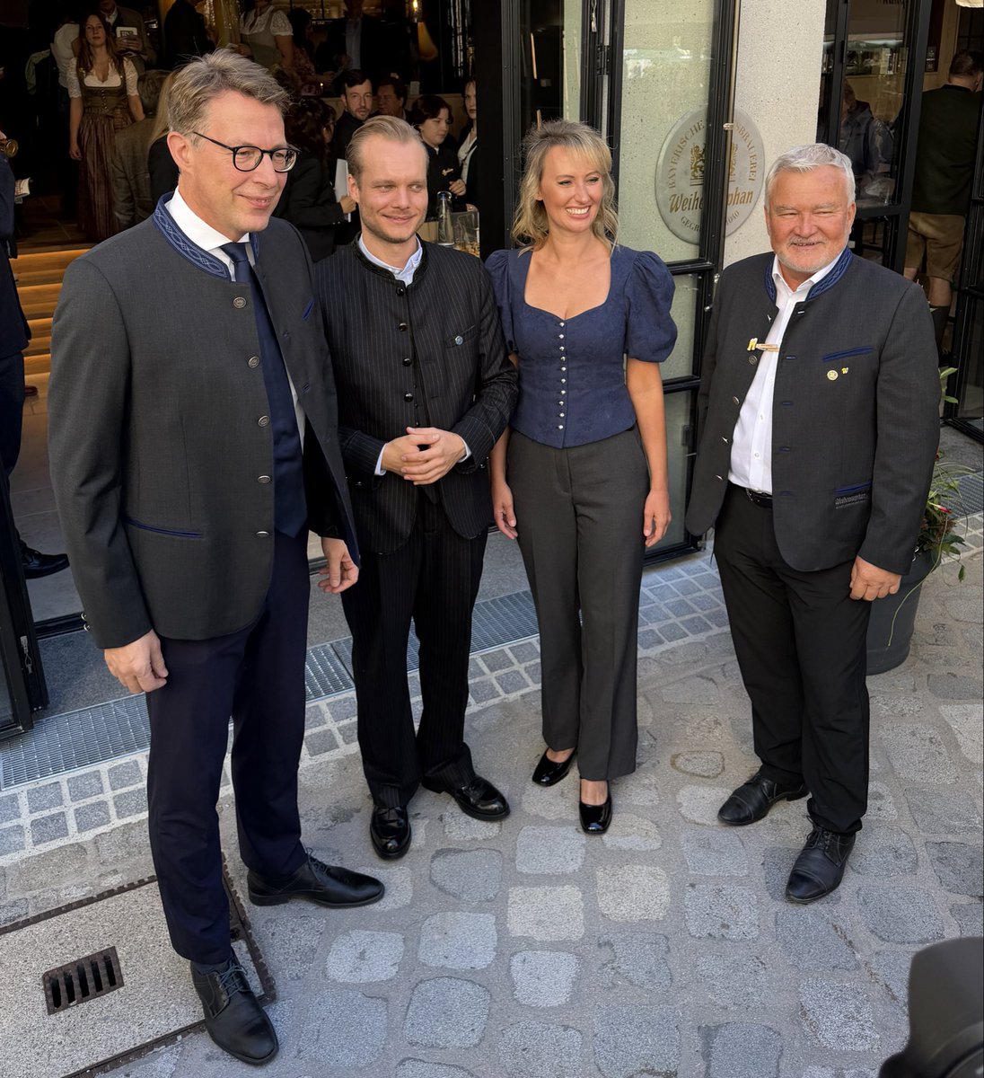 NiceBastard's tweet photo. Markus Blume auf Schuhbecks Spuren: Zwischen Probenhaus des Staatsballetts und Hofbräuhaus zeigt jetzt am Platzl die dritte Marke des Freistaats Flagge: Weihenstephaner. Heute Mittag war Eröffnung. Die Einrichtung hat den Charme eines Hotelfrühstückraums https://t.co/PTWiVoCaAQ