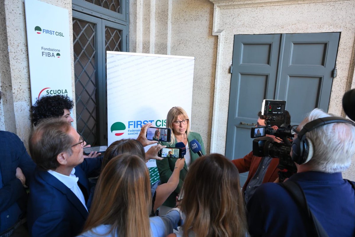 CislNazionale's tweet photo. #DanielaFumarola ad evento First Cisl: «Già nella legge di bilancio si possono fare passi avanti, concentrando le risorse su pochi nodi di sistema, a partire dal lavoro e dai redditi medio bassi. Estendere la riduzione dell'Irpef al ceto medio, portando a 60 mila euro la soglia oltre la quale scatta l'aliquota più alta, e restituire il drenaggio fiscale che l'inflazione si porta via. Detassare le tredicesime e confermare la detassazione su premi di produttività e utili distribuiti ai lavoratori. Alleggerire le tasse su lavoro notturno, festivo e a turni. Rivalutare pienamente le pensioni e allargare la platea della quattordicesima. Finanziare in modo strutturale la legge sulla partecipazione. Dare respiro a sanità pubblica e non autosufficienza. Le coperture ci sono se si ha coraggio di cercarle: quasi cento miliardi di evasione l'anno, la fine delle rottamazioni, un contributo di solidarietà da rendite ed extraprofitti. Il conto, questa volta, non lo devono pagare i lavoratori.»
@FirstCisl #Cisl #Manovra