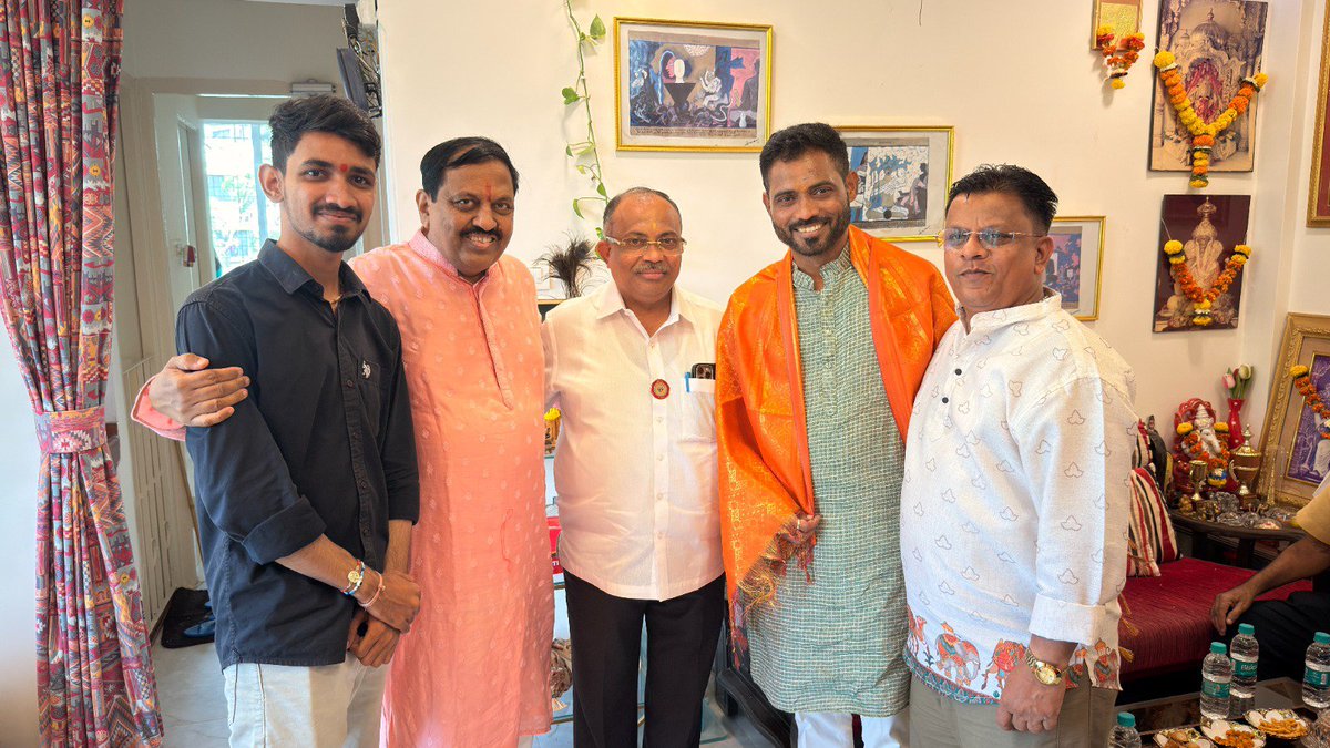 GaneshKhankar's tweet photo. श्रीगणेशोत्सवाच्या पावन पर्वानिमित्त भाजपा महाराष्ट्र प्रदेश कार्यालय मंत्री मुकुंद कुलकर्णी यांच्या निवासस्थानी प्राणप्रतिष्ठा झालेल्या श्रीगणरायाचे सदिच्छा भेट देऊन मनोभावे दर्शन घेतले व बाप्पाच्या चरणी नतमस्तक झाले.

गणपती बाप्पा मोरया !

#MumbaiGaneshotsav #Ganpati2026 #Ganeshotsav2026 #GanpatiBappaMorya

[ Ganeshotsav Mumbai, Bappa Blessings, Vighnaharta, Ganesh Festival Mumbai, Mumbai Ganeshotsav, Ganpati Utsav ]