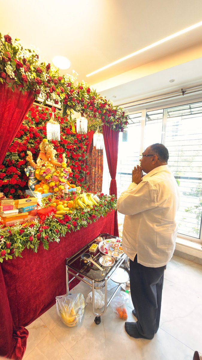 GaneshKhankar's tweet photo. श्रीगणेशोत्सवाच्या पावन पर्वानिमित्त भाजपा महाराष्ट्र प्रदेश कार्यालय मंत्री मुकुंद कुलकर्णी यांच्या निवासस्थानी प्राणप्रतिष्ठा झालेल्या श्रीगणरायाचे सदिच्छा भेट देऊन मनोभावे दर्शन घेतले व बाप्पाच्या चरणी नतमस्तक झाले.

गणपती बाप्पा मोरया !

#MumbaiGaneshotsav #Ganpati2026 #Ganeshotsav2026 #GanpatiBappaMorya

[ Ganeshotsav Mumbai, Bappa Blessings, Vighnaharta, Ganesh Festival Mumbai, Mumbai Ganeshotsav, Ganpati Utsav ]