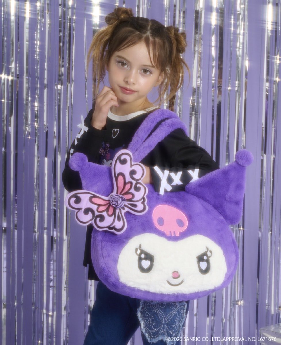 sanrio_fan_jp's tweet photo. ＼⚠️【新作コラボ情報】📣✨／
💜🖤 ANNA SUI mini 仕様のクロミが登場 🖤💜

クロミファン必見…！大注目コラボアイテムが解禁になりました🥹💖

インパクト大のフェイス型ファーBIGトートをはじめ、日常のおしゃれを格上げしてくれるTシャツやパンツが登場します✨

🛍️【ITEM LINEUP】
▫️ハートくり抜き長袖Tシャツ ￥12,980(税込)
▫️デニムフレアパンツ ￥17,380(税込) ※入荷次第順次発売
▫️ファーBIGトート ￥12,980(税込)

📌 店舗＆オンライン発売日：2026年9月19日(土)
⏰ ナルミヤオンラインは10:00〜スタート！

#ANNASUImini #クロミ #サンリオ