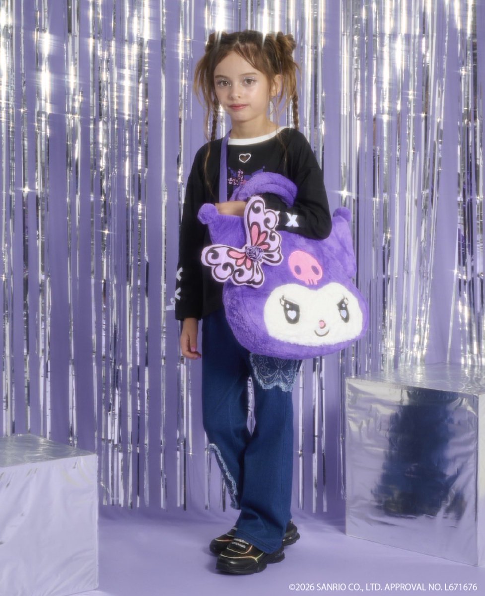 sanrio_fan_jp's tweet photo. ＼⚠️【新作コラボ情報】📣✨／
💜🖤 ANNA SUI mini 仕様のクロミが登場 🖤💜

クロミファン必見…！大注目コラボアイテムが解禁になりました🥹💖

インパクト大のフェイス型ファーBIGトートをはじめ、日常のおしゃれを格上げしてくれるTシャツやパンツが登場します✨

🛍️【ITEM LINEUP】
▫️ハートくり抜き長袖Tシャツ ￥12,980(税込)
▫️デニムフレアパンツ ￥17,380(税込) ※入荷次第順次発売
▫️ファーBIGトート ￥12,980(税込)

📌 店舗＆オンライン発売日：2026年9月19日(土)
⏰ ナルミヤオンラインは10:00〜スタート！

#ANNASUImini #クロミ #サンリオ