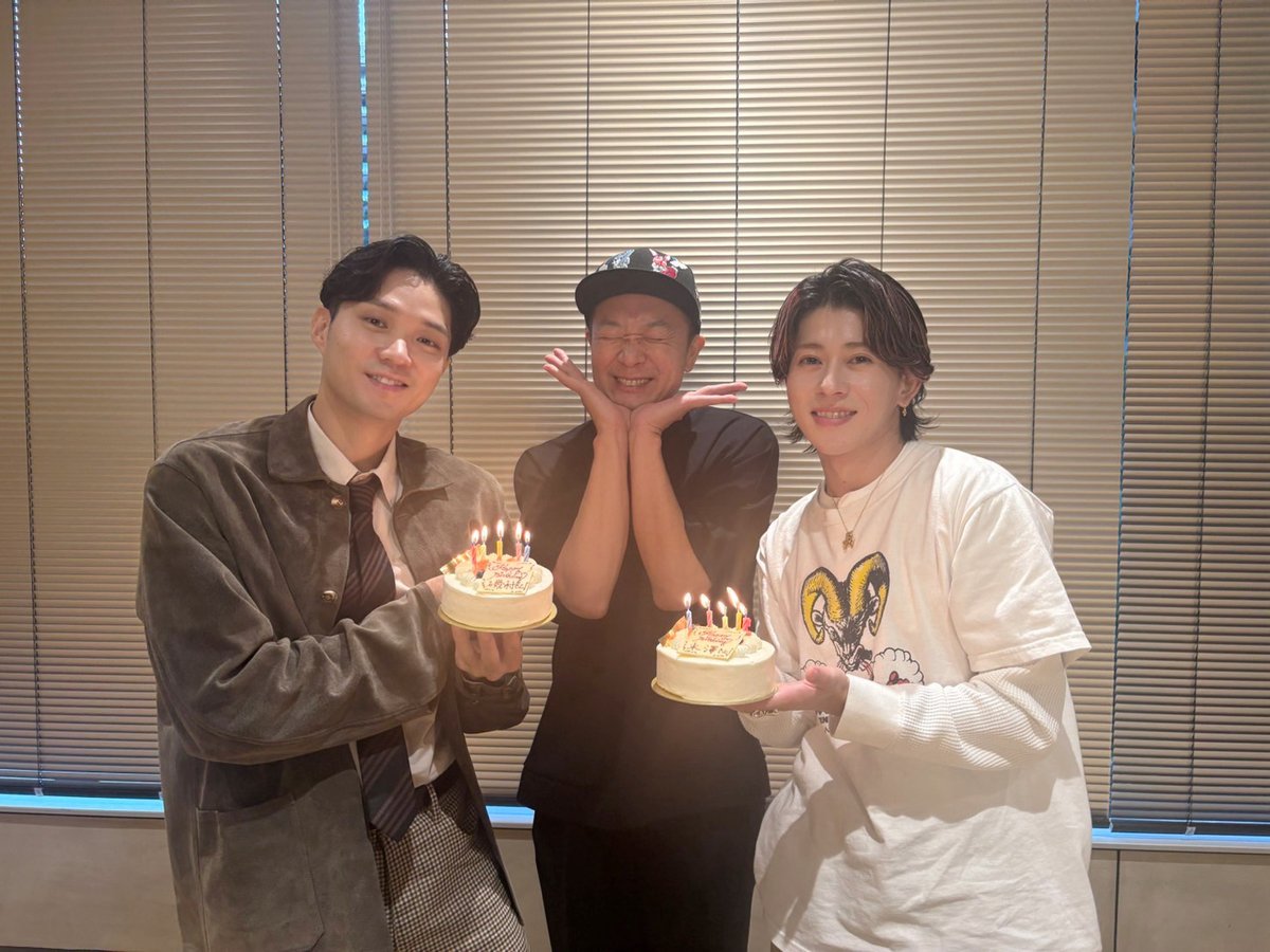 eiga_mentor's tweet photo. 🎂𝗛𝗮𝗽𝗽𝘆 𝗕𝗶𝗿𝘁𝗵𝗱𝗮𝘆オフショット🎂
ㅤ
先日誕生日を迎えた
#磯村勇斗 さんと #末澤誠也 さんを
取材日にサプライズでお祝いしました💐
#吉田恵輔 監督とも📸
ㅤ
公開に向けて、宣伝活動も続々と...！
お楽しみに🔥
ㅤ
#映画mentor 𝟭𝟬.𝟭𝟲(𝗳𝗿𝗶)🎬 https://t.co/NA1Epp6rQo